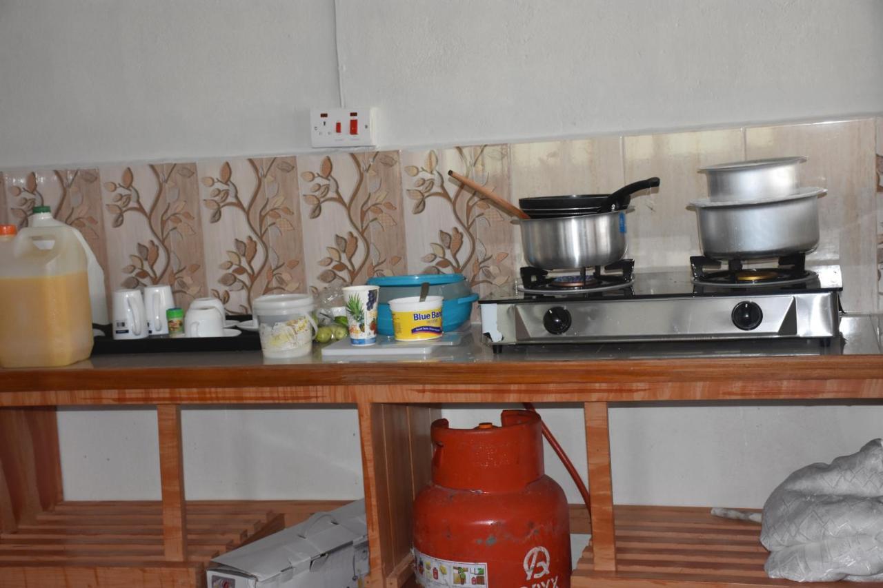 L&J Modern Backpackers Kinondoni Panzió Dár Al-Szalám Kültér fotó