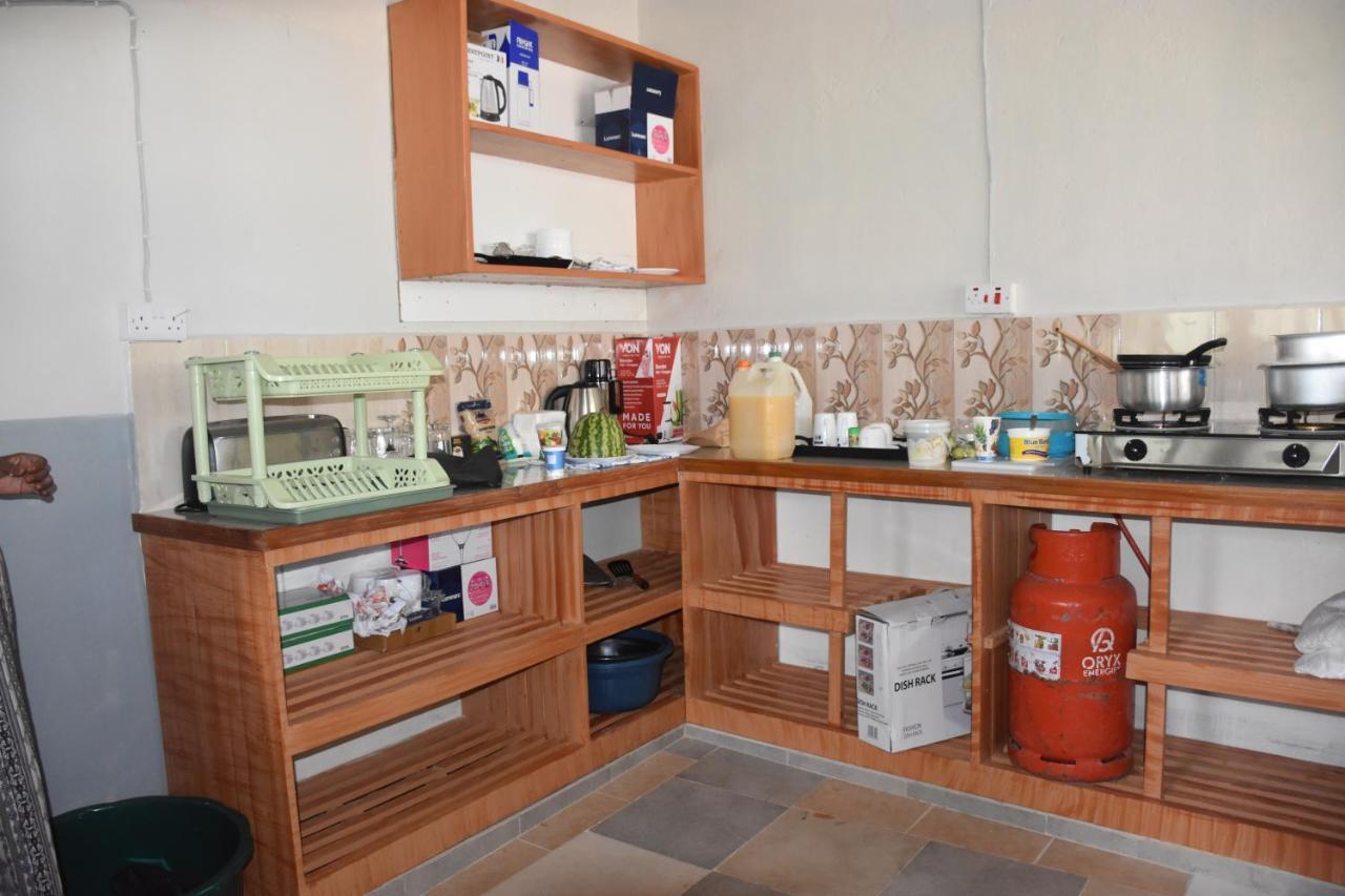 L&J Modern Backpackers Kinondoni Panzió Dár Al-Szalám Kültér fotó