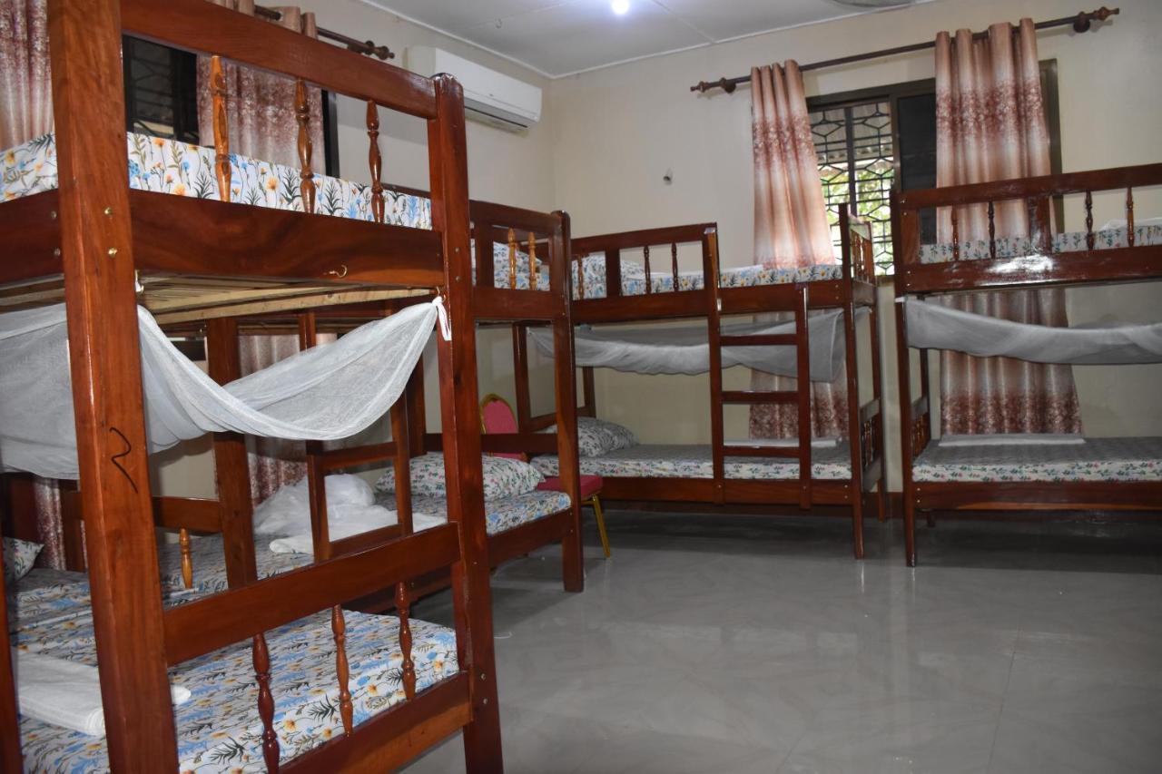 L&J Modern Backpackers Kinondoni Panzió Dár Al-Szalám Kültér fotó