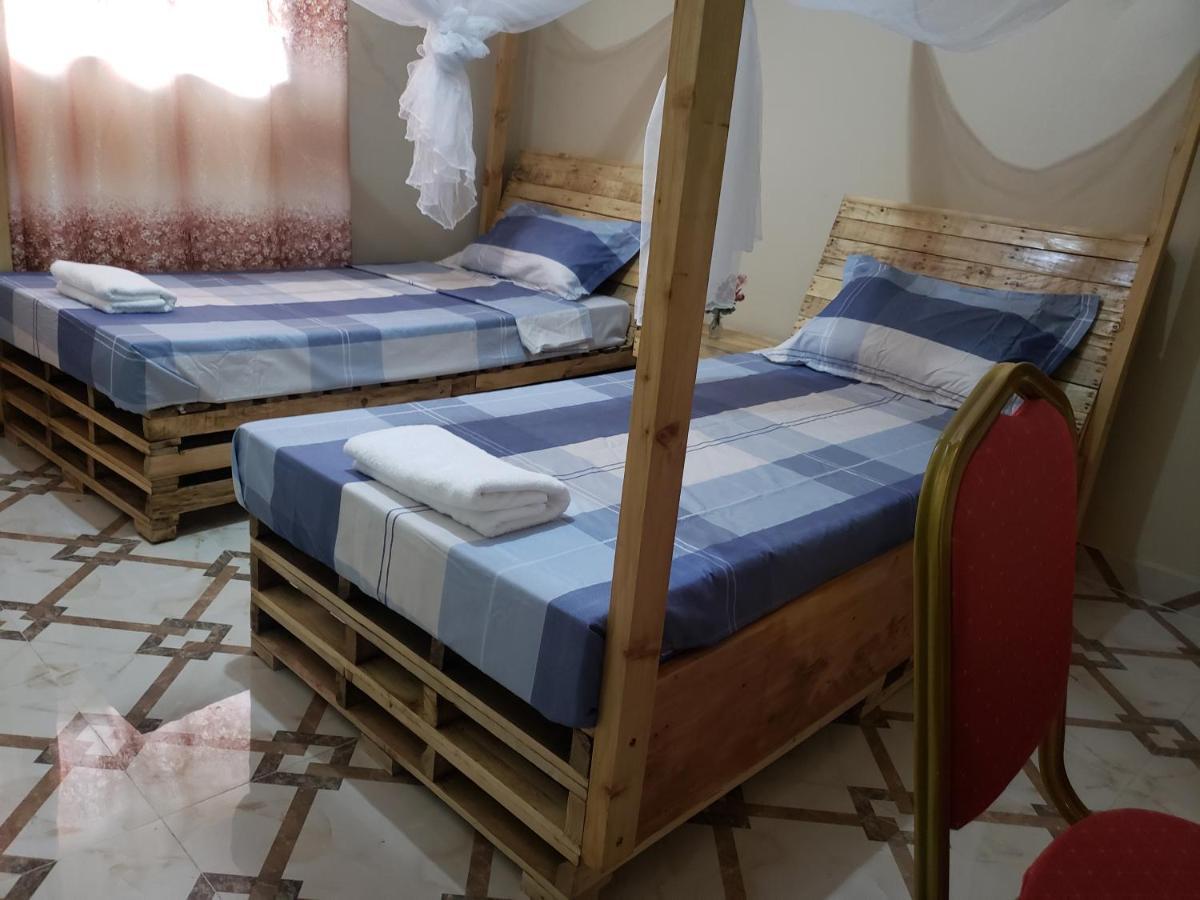 L&J Modern Backpackers Kinondoni Panzió Dár Al-Szalám Kültér fotó