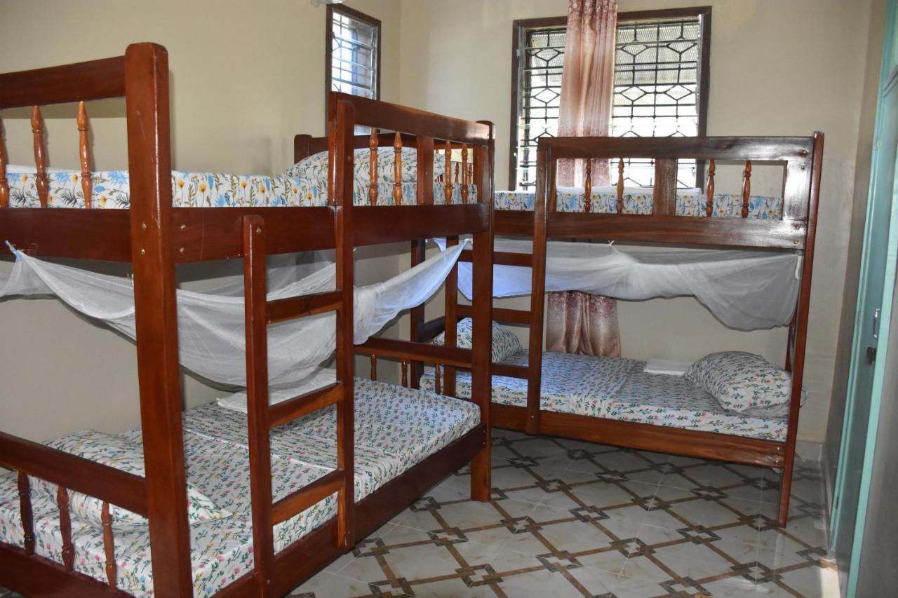 L&J Modern Backpackers Kinondoni Panzió Dár Al-Szalám Kültér fotó