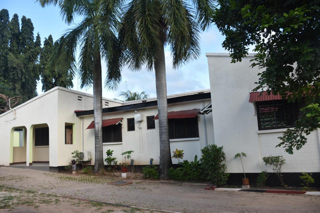 L&J Modern Backpackers Kinondoni Panzió Dár Al-Szalám Kültér fotó