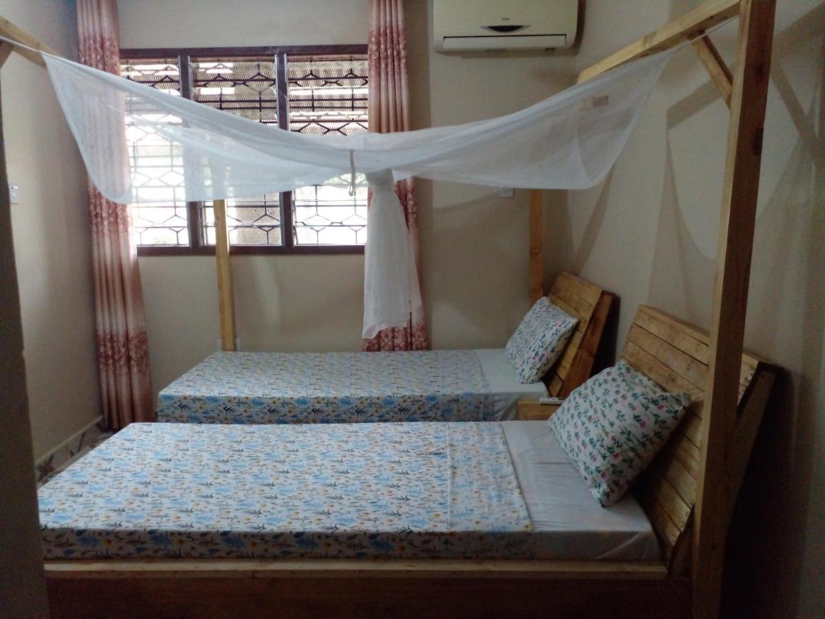 L&J Modern Backpackers Kinondoni Panzió Dár Al-Szalám Kültér fotó