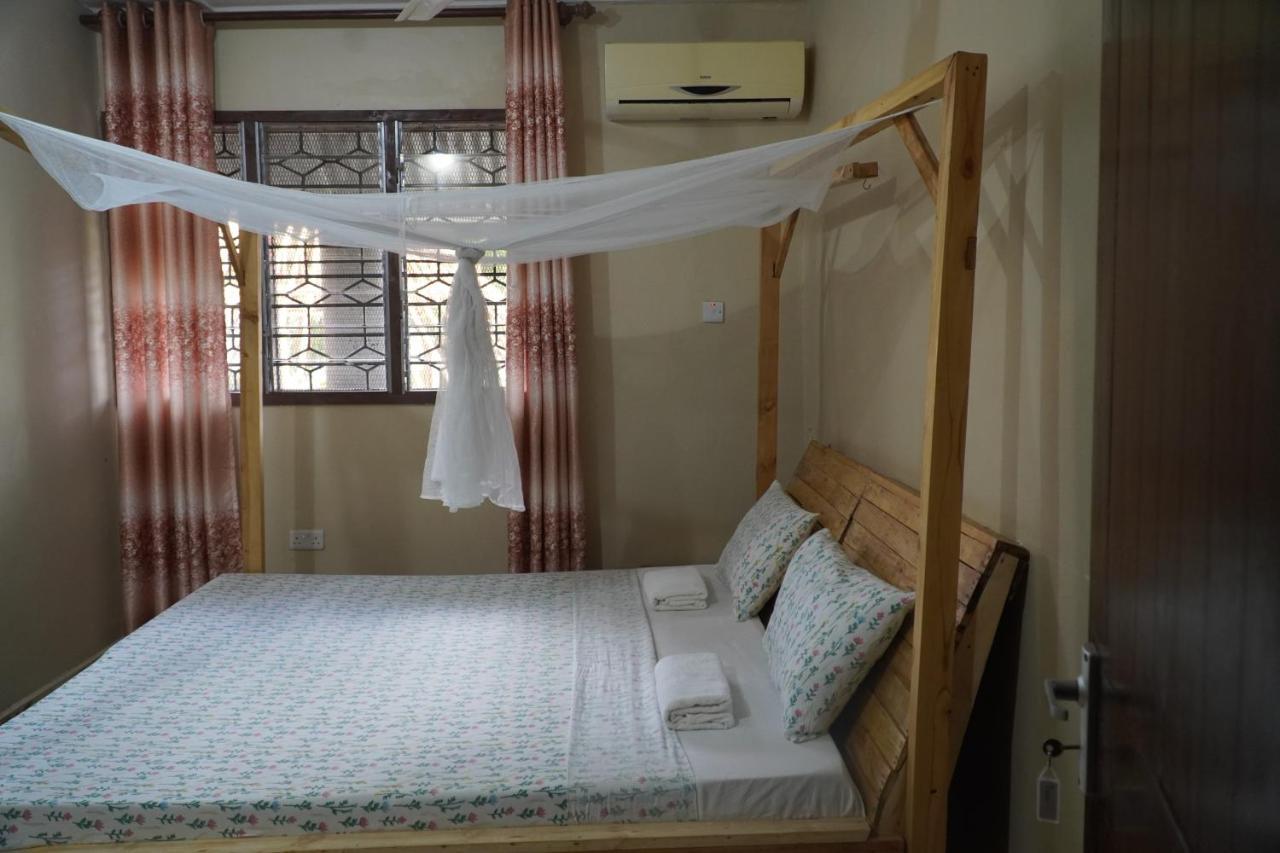 L&J Modern Backpackers Kinondoni Panzió Dár Al-Szalám Kültér fotó
