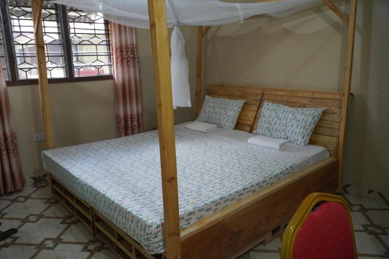 L&J Modern Backpackers Kinondoni Panzió Dár Al-Szalám Kültér fotó