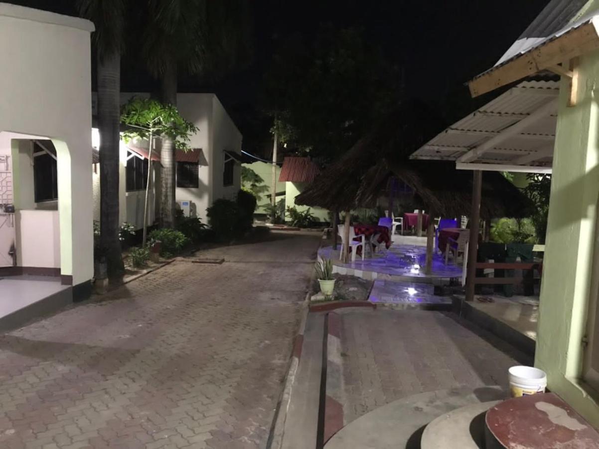 L&J Modern Backpackers Kinondoni Panzió Dár Al-Szalám Kültér fotó