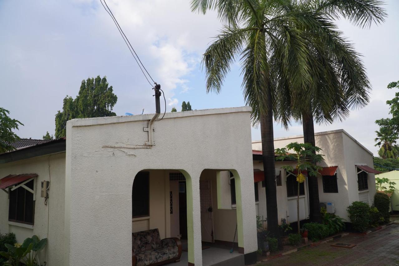 L&J Modern Backpackers Kinondoni Panzió Dár Al-Szalám Kültér fotó