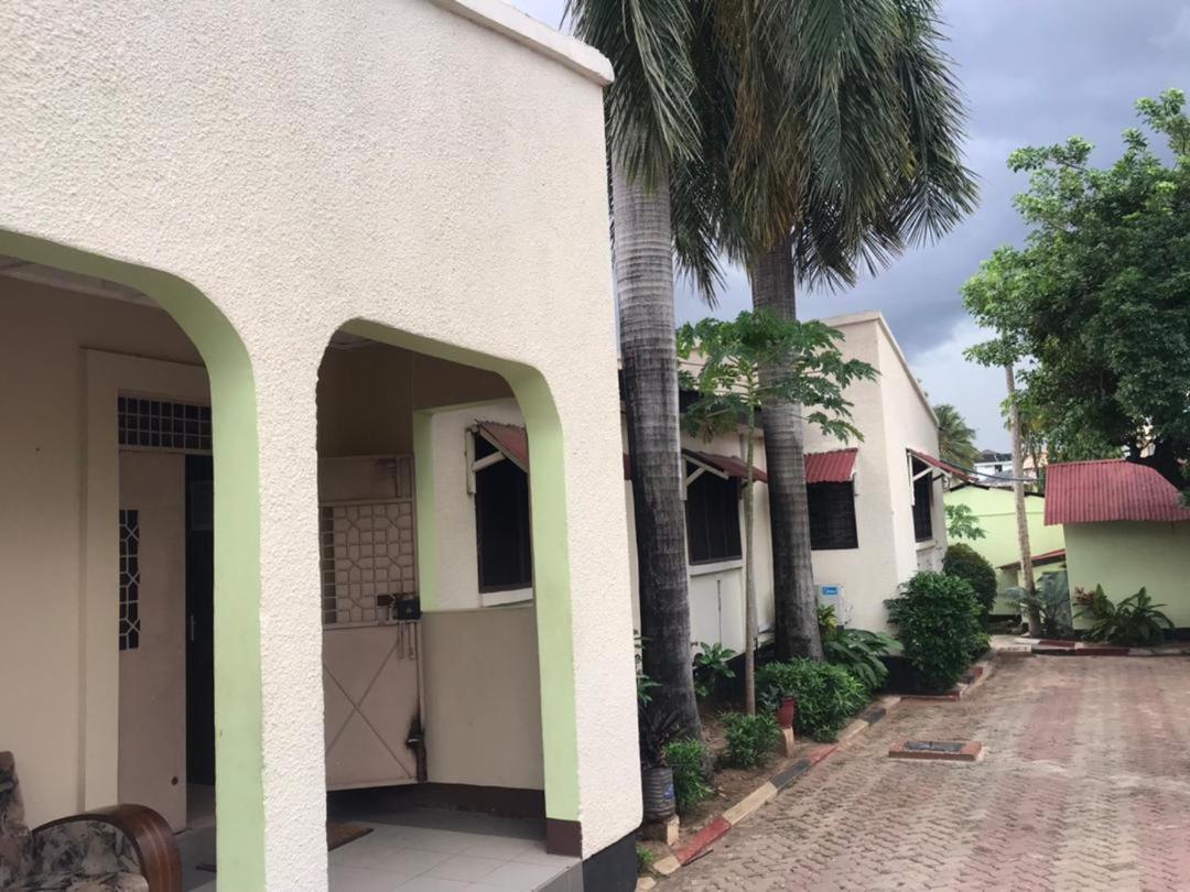 L&J Modern Backpackers Kinondoni Panzió Dár Al-Szalám Kültér fotó