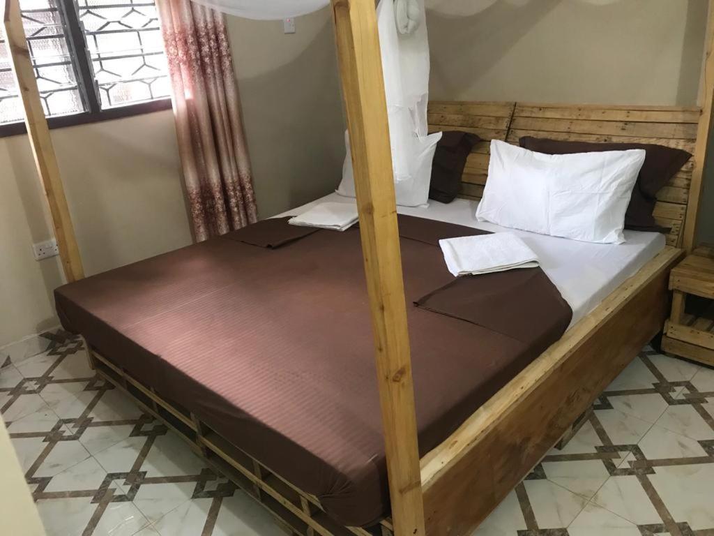 L&J Modern Backpackers Kinondoni Panzió Dár Al-Szalám Kültér fotó
