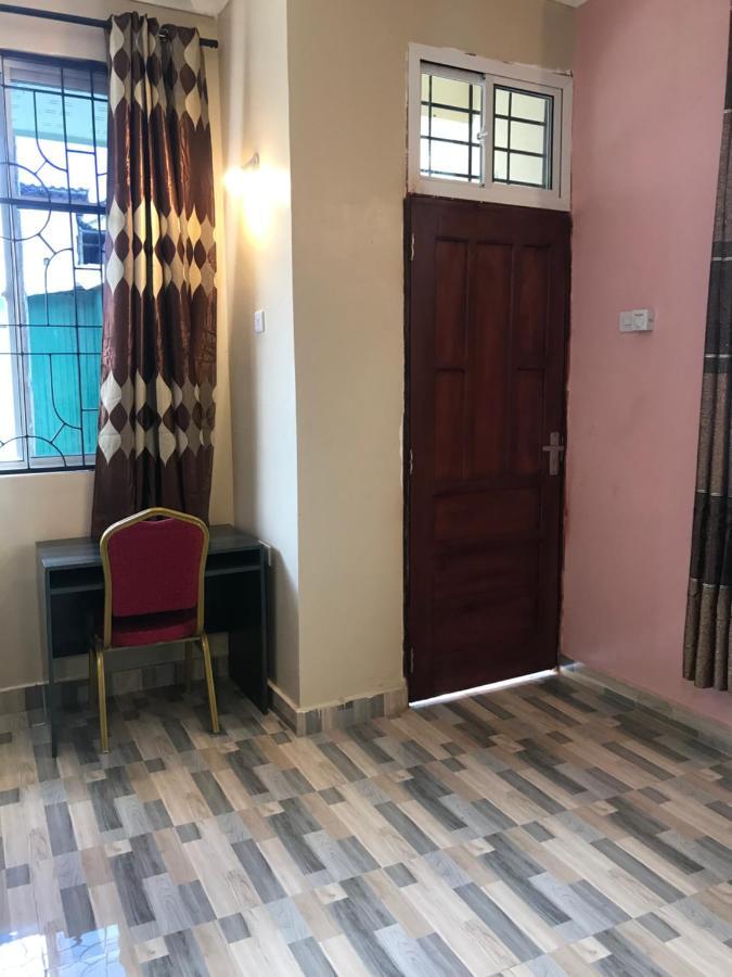 L&J Modern Backpackers Kinondoni Panzió Dár Al-Szalám Kültér fotó