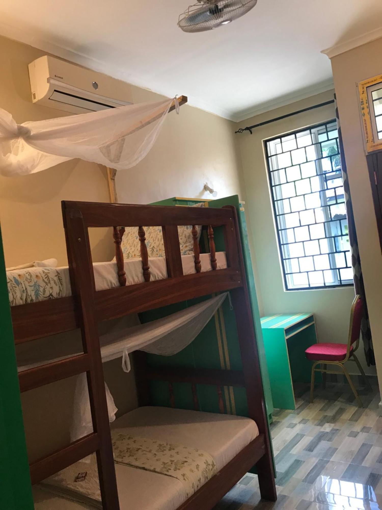 L&J Modern Backpackers Kinondoni Panzió Dár Al-Szalám Kültér fotó