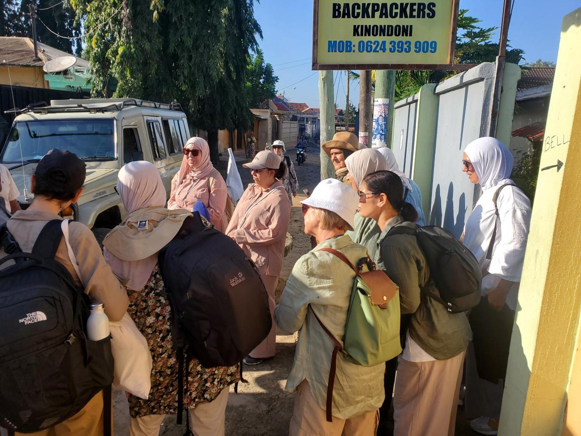 L&J Modern Backpackers Kinondoni Panzió Dár Al-Szalám Kültér fotó