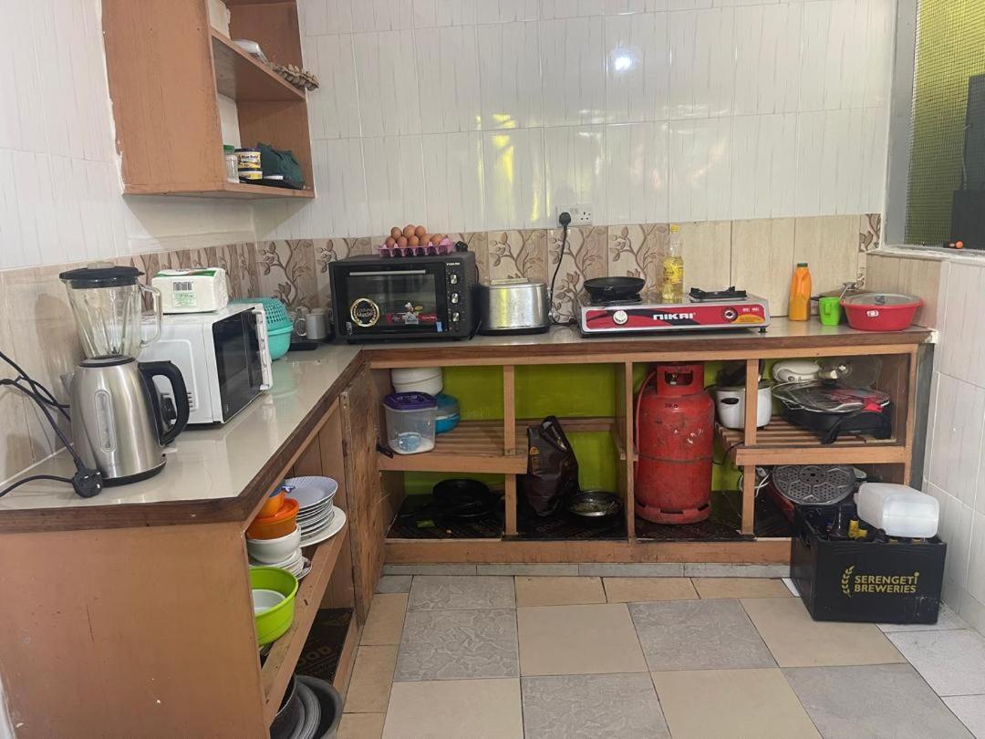 L&J Modern Backpackers Kinondoni Panzió Dár Al-Szalám Kültér fotó