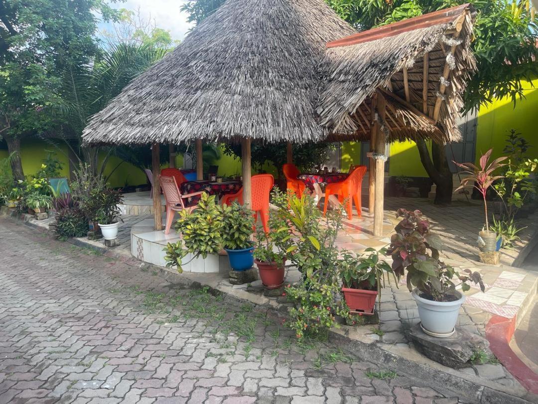L&J Modern Backpackers Kinondoni Panzió Dár Al-Szalám Kültér fotó