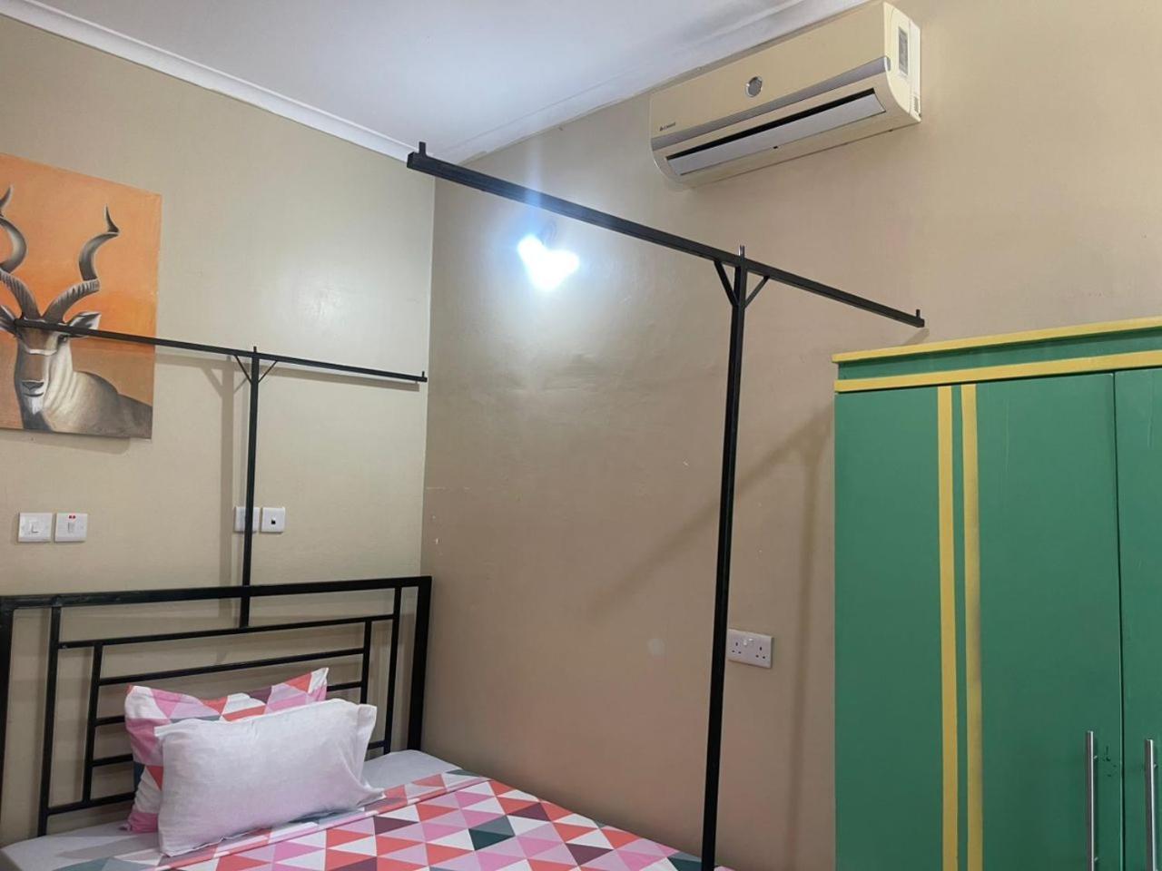 L&J Modern Backpackers Kinondoni Panzió Dár Al-Szalám Szoba fotó